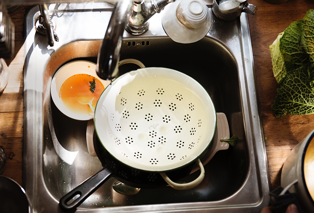 dirty dishes, dirty kitchen, messy kitchen. apartment living, living with roommates, roomies, winnipeg apartments, 300 Main apartments, downtown winnipeg, natural cleaning products, winnipeg, downtown living, cleaning products winnipeg
